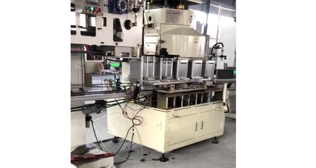 封底、蓋扣嚴扣平，封底后無疤，滲漏等現象