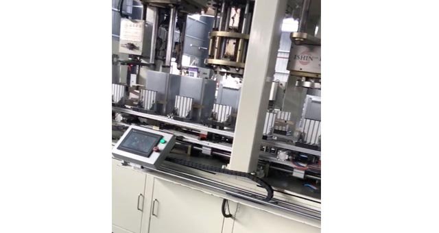 漲筋在桶單面的正中間，不歪斜